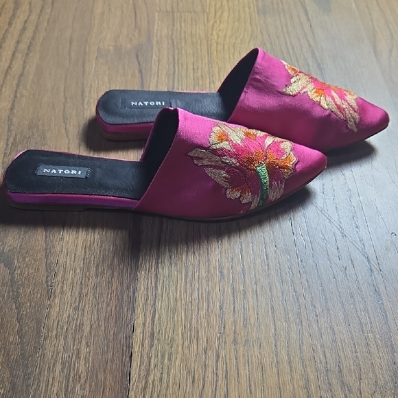 NWOT Natori Arri Fuchsia Satin Embroidered Mules - Picture 2 of 4